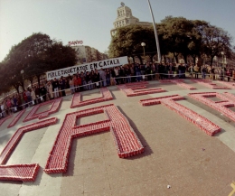 Una imatge de l'acció que el 1993 va omplir la plaça Catalunya de llaunes