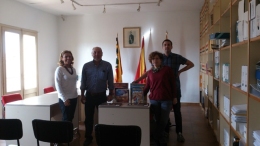 Els representants de la Plataforma per la Llengua, Eloi Torrents i Isabel Romano, juntament amb l'alcalde d'El Campell