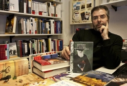 Josep Romeu, l'any 2011 a la llibreria la Tralla de Vic, en la presentació de la seva tercera novel·la. Foto: Adrià Costa