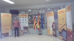 El delegat Manel Carceller junt amb l'exposició "El valencià, al cinema!"